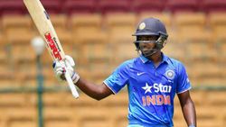 முடியலைடா சாமி! இந்தப் பக்கம் தோனி.. அந்தப் பக்கம் சஞ்சு.. நடுவில் சிக்கித் தவிக்கும் இளம் வீரர்!