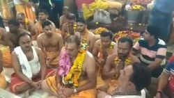 திணறும் வீரர்கள்.. ஒன்னும் சரியில்லை.. சக்தி வாய்ந்த கோவிலில் பூஜையை போட்ட கோச்.. வெளியான வீடியோ!