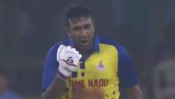 இது தேவையா நமக்கு? தோனி, இம்ரான் தாஹிர் மாதிரி ஸீன் போட்டு அவமானப்பட்ட அஸ்வின்!