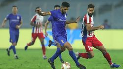 கடைசி நிமிடத்தில் மாறி மாறி கோல் அடித்த ஏடிகே - மும்பை.. பரபரப்பாக நடந்த ஐஎஸ்எல் கால்பந்து போட்டி!