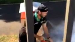 தீயணைப்பு வீரராக மாறிய க்ளென் மாக்ஸ்வெல் - புதரில் பற்றிய தீயை அணைக்கப் போராட்டம்