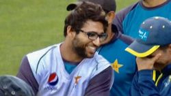 டக் அவுட் ஆகிட்டு வெட்கமே இல்லாமல் சிரிச்சிகிட்டு இருக்கார்.. பாக். வீரருக்கு எதிராக பொங்கிய ரசிகர்!