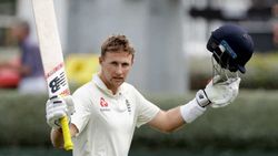 எப்படி இவ்ளோ ஸ்லோவா டபுள் செஞ்சுரி அடிச்சீங்க? இங்கிலாந்து கேப்டனை கலாய்த்த முன்னாள் வீரர்!