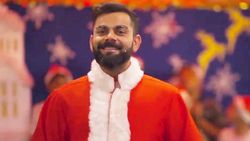 நான் தான் சான்டாகிளாஸ் தாத்தா வந்துருக்கேன்.. கோலியை பார்க்கணுமா? துள்ளிக் குதித்த சிறுவர்கள்!