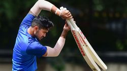 IND vs WI : ஜாதவ், துபேவை டீமை விட்டு தூக்குங்க.. புது மாப்பிள்ளைக்கு சான்ஸ் கொடுங்க!