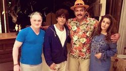 ஷாரூக், ரவீனாவுடன் போஸ் கொடுத்த ரவி சாஸ்திரி... வாழ்த்து தெரிவித்த மைக்கேல் வாகன்