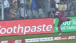 என்னை மீறி சிக்ஸ் போயிருமா? உசுரைக் கொடுத்து பீல்டிங் செய்து.. மிரள வைத்த வெ.இண்டீஸ் வீரர்!