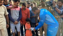 இந்திய சிறுமிக்கு பரிசளித்த வெ.இண்டீஸ் வீரர்.. போட்டிக்கு முன் நடந்த நெகிழ்ச்சி சம்பவம்!