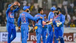 இப்படிலாம் பண்ணா எவ்ளோ ரன் அடிச்சாலும் பத்தாது.. இளம் வீரர்களை விளாசித் தள்ளிய கேப்டன் கோலி!