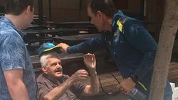 80 வயது ரசிகருக்கு பரிசு - ஆஸ்திரேலிய கோச்சுக்கு குவியும் பாராட்டு