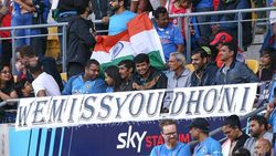 தோனியை மிஸ் செய்கிறோம்... நியூசிலாந்து ரசிகர்கள் பேனர்