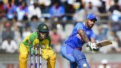 தவான்.. என்ன காரியம் பண்ணி வைச்சுருக்கீங்க.. உங்களாலதான் ரோஹித் அவுட் ஆகிட்டாரு.. ரசிகர்கள் விளாசல்!