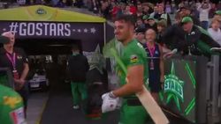 79 பந்தில் 147 ரன்.. பவுண்டரியிலேயே 100 ரன்.. மரண அடி.. இவரையா வேண்டாம்னு டீமை விட்டு தூக்குனீங்க?