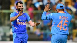 இவர் தான் வெற்றிக்கு காரணம்.. நான் அடிச்ச அந்த 2 சிக்ஸ் இல்லை.. மனம் திறந்து பாராட்டிய ரோஹித் சர்மா!