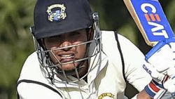 அம்பயரை திட்டி அவுட் தீர்ப்பை மாற்ற வைத்த இந்திய அணி வீரர்.. கடுப்பான எதிரணி.. வெடித்த சர்ச்சை!