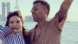 ஹர்திக் பாண்டியா நிச்சயதார்த்தம்... வாழ்த்து மழையில் நனையவிட்ட பிரபலங்கள்