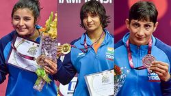 ஒண்ணுல்ல மூணு... ஆசிய மல்யுத்த சாம்பியன்ஷிப் போட்டியில் தங்கம் வென்ற வீராங்கனைகள்