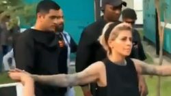 யாருப்பா இந்த சூப்பர் லேடி? தோனி மீது பாய்ந்த ரசிகர்கள்.. பாதுகாப்பாக கூட்டிச் சென்ற பெண்!