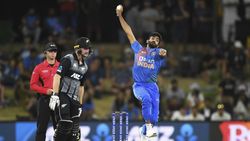 தெறிக்கவிட்ட “பவுலிங் அட்டாக்”.. இந்திய பவுலரை பார்த்து வாயை பிளந்த முன்னாள் பாக். வீரர்!