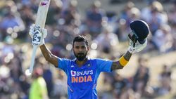 அவர் கை விட்டாலும் நான் விடமாட்டேன்.. சாதனை சதம்.. மீண்டும் தெறிக்கவிட்ட இந்திய வீரர்!