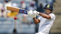 போஸ் கொடுக்கறத விட்டுட்டு போய் உருப்படியா விளையாடுங்க... வறுத்தெடுத்த ரசிகர்கள்