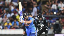 அடிபட்டாலும் பரவாயில்லை.. சிக்ஸ் அடிச்சுட்டுதான் கிளம்புவேன்.. அடம்பிடித்த இந்திய வீரர்!