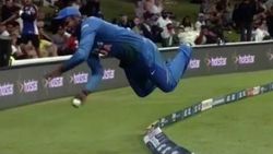 டைவ் அடித்து சிக்சை தடுத்த சஞ்சு சாம்சன்... ரசிகர்கள் அளித்த பெஸ்ட் பீல்டர் அவார்டு