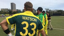 புயல் மாதிரி பவுலிங் போட்ட அக்ரம்.. ஆனால் பொளந்துட்டாரே வாட்சன்.. நன்கொடைப் போட்டியில் செம!