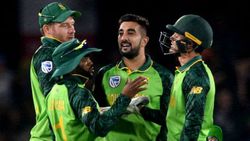 விளையாடவும் முடியலை.. வீட்டுக்கும் போக முடியலை.. நாடு திரும்ப முடியாமல் தவிக்கும். தெ.ஆ. வீரர்கள்