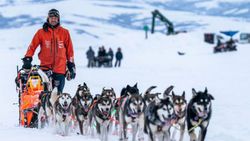 கொரோனாவாது கிரோனாவாது.. முடிஞ்சா தொட்டுப் பாரு.. உலகமே அலறி ஓடிக்கிட்டு இருக்கு.. இவங்க மட்டும்?