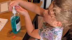 பேபிம்மா... என்ன பண்றீங்க.. கையைக் கழுவப் போறேன் டாடி.. அசத்தல் வார்னர்!