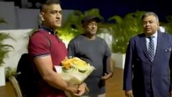 ஐபிஎல் பயிற்சிக்காக சென்னை வந்த தோனி... விசில் போட்டு வரவேற்ற ரசிகர்கள்