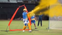 வண்ணம் கொண்ட வெண்ணிலவே.. ஓடிப் பிடித்து.. கலர் கலராக பூசி.. இது சிஎஸ்கே ஹோலி!