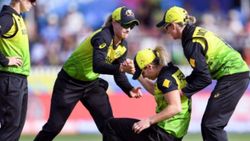 எதிரணியை கதிகலங்க வைத்த எல்லிஸ் பெர்ரி.. தொடையில் காயம்.. அணியிலிருந்து நீக்கம்