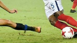 ஆஹா.. வந்துருச்சே.. தன்னைத் தானே தனிமைப்படுத்திக் கொண்ட கால்பந்து வீரர்!