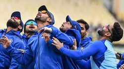 செல்பி எடுக்காதீங்கய்யா.. சொன்னா கேளுங்க.. கொரோனா வந்துரும்.. பிசிசிஐ போட்ட ஆர்டர்!