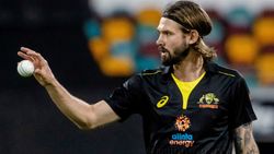 என்னப்பா கொரோனா.. நாங்க விளையாடலாமா.. சட்டுப்புட்டுன்னு ஒரு முடிவுக்கு வா.. காத்திருக்கும் வீரர்கள்