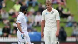 அவங்களுக்கு ஆடவே தெரியலை.. இந்திய வீரர்களை பச்சையாக கிண்டல் செய்த இளம் நியூசி. வீரர்!