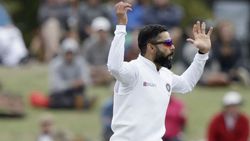 போதும் இத்தோட நிறுத்திக்குங்க.. இளம் வீரர் செய்த டகால்டி வேலை.. கோலியை கூப்பிட்டு எச்சரித்த அம்பயர்!