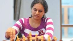 ஆடவரை முந்தும் மகளிர்... உலக செஸ் தரவரிசையில் 2வது இடம்பிடித்த கோனேரு ஹம்பி