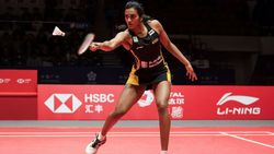 என்னாது விளையாட வேணாமா... திடீர்னு சொன்னா எப்படி... மீறி விளையாடிய பிவி சிந்து...