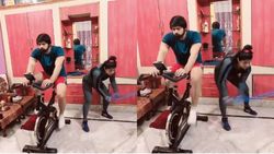 அவரு சைக்கிள் ஓட்ட.. இவங்க கயிறைப் பிடிச்சு இழுக்க.. வீட்டுக்குள்ள ஒரு புயல்.. கலக்குறீங்க சாக்ஷி!