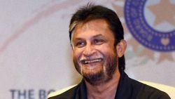 அவர் வாழ்க்கையில் விளையாடாதீங்க.. அனுபவ வீரருக்கு பெப்பே காட்டிய கோலி.. முன்னாள் வீரர் விளாசல்!