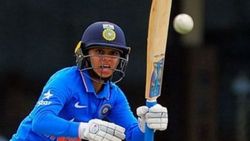 ஆத்தாடி.. இது லிஸ்ட்டிலேயே இல்லையே.. பின்னாடி அடிச்சு பவுண்டரியைப் பிடிச்ச ஷபாலி!