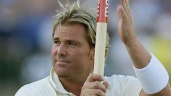 டேய் கொரோனா! இந்தா வந்துட்டேன்.. கம்பெனி சரக்கை சானிடைசராக மாற்றிய ஷேன் வார்னே.. குவியும் பாராட்டு!