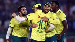 இப்படி வைச்சு செஞ்சுட்டீங்களே.. கொரோனா பீதியில் தென்னாப்பிரிக்க அணி.. பாலிவுட் பாடகியால் வந்த வினை!