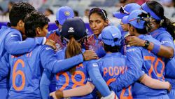 என்னம்மா நீங்க.. இப்படி சிக்ஸ், ஃபோரா அடிச்சா எப்படிம்மா.. ஆஸி. பவுலரின் நடுக்கம்!