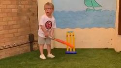 யார் சொன்னா.. கிரிக்கெட்டே நடக்கலைன்னு.. இங்கே பாருங்க.. கலக்கறாங்க ஒவ்வொருத்தரும்