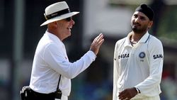 ஒரே அழுக்கா இருக்கு.. அதெல்லாம் தொட முடியாது.. ஹர்பஜன் சிங்குடன் முட்டி மோதிய ஆஸி. அம்பயர்!