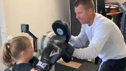 லொஜக்... மொஜக்... பஜக்... மகளுக்கு பாக்சிங் கற்றுக் கொடுத்த வார்னர்